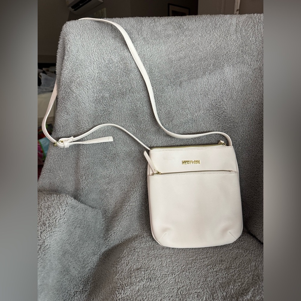 Kenneth Cole Reaction cream/white vinyl crossbody bag